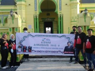 Relawan Indonesia Moeda Sumut, bagikan kain sarung ke pengurus Masjid Raya Azizi Tanjung Pura Langkat, Rabu (20/4/2022)