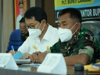 Sekdakab Langkat, Indra Salahudin(baju putih) saat memimpin rakor Pilkades serentak