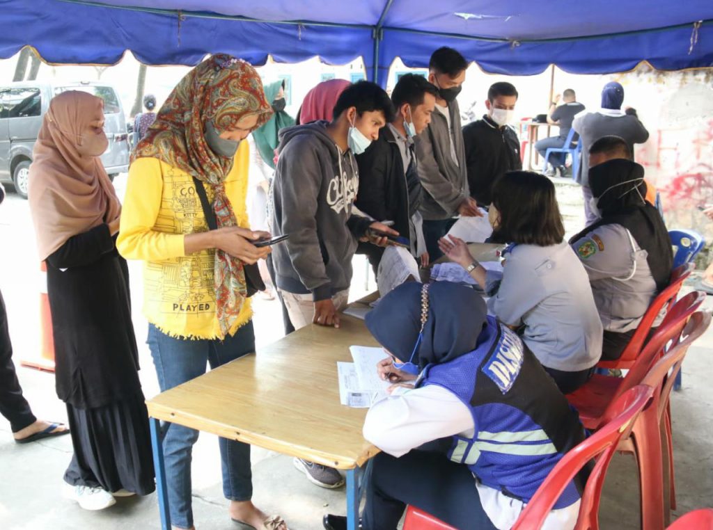 Warga mengantri saat mendaftar mudik gratis Pemko Medan