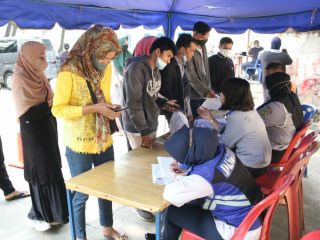 Warga mengantri saat mendaftar mudik gratis Pemko Medan