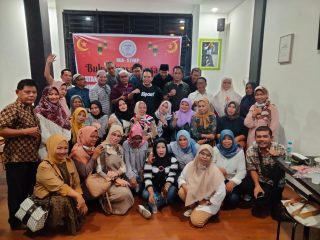 Setelah resmi terbentuk beberapa waktu lalu, untuk pertama kalinya Ikatan Alumni Sekolah Tinggi Ilmu Komunikasi Pembangunan (IKA-STIKP), menggelar kegiatan buka puasa bersama di bulan suci Ramadan 1443 H, Jum'at (22/4/2022).