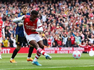 Arsenal semakin membuka persaingan dalam perebutan satu tiket tersisa Liga Champions musim depan setelah menang 3-1 atas tamunya Manchester United, Sabtu (23/4/2022).