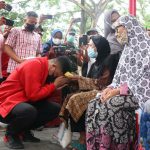 Walikota Medan, Bobby Nasution menyalami wanita paruh baya di Kecamatan Medan Helvetia