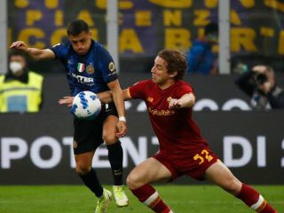 Inter Milan kembali merebut pemuncak klasemen sementara Liga Italia usai menghajar tamunya AS Roma 3-1 di Stadion San Siro, Sabtu (23/4/2022).