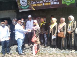Ikatan Alumni SMAN 11 eks 10 (11/10) Medan melalui program Alumni Bersedekah menyalurkan 157 paket santunan Ramadhan bagi anak yatim dan keluarga yang membutuhkan dari keluarga besar alumni dan masyarakat sekitar sekolah, Minggu (24/4/2022).