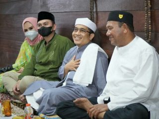 Plt Bupati, Syah Afandin berdialog dengan Tuan Guru Babussallam