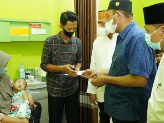 Syah Afandin menjenguk Rafisqy Evanora Abadi, balita penderita leukemia yang masih berusia 2,5 tahun di Rumah Sakit Bidadari , Binjai, Minggu (24/4/2022).