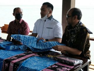 PT Indonesia Asahan Aluminium (Inalum) persero memberikan pelatihan pembuatan batik mangrove kepada 20 orang kaum ibu dari Desa Perupuk, Desa Gambus Laut, dan Desa Kuala Tanjung, Batu Bara.