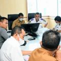 Plt. Kepala Dinas Komunikasi dan Informatika Provinsi Sumut, Kaiman Turnip bersama Kepala Dinas Perhubungan Provinsi Sumut, Alfi Syahriza dan Kepala Dinas Ketahanan Pangan dan Peternakan Sumut M Azhar Harahap saat menggelar konferensi pers terkait persiapan menjelang Hari Raya Idulfitri 1443H di Ruang Rapat lantai 2 Kantor Gubernur Sumut, Jalan Diponegoro No. 30 Medan, Selasa (26/4/2022). (kaldera/diskominfo)