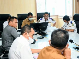 Plt. Kepala Dinas Komunikasi dan Informatika Provinsi Sumut, Kaiman Turnip bersama Kepala Dinas Perhubungan Provinsi Sumut, Alfi Syahriza dan Kepala Dinas Ketahanan Pangan dan Peternakan Sumut M Azhar Harahap saat menggelar konferensi pers terkait persiapan menjelang Hari Raya Idulfitri 1443H di Ruang Rapat lantai 2 Kantor Gubernur Sumut, Jalan Diponegoro No. 30 Medan, Selasa (26/4/2022). (kaldera/diskominfo)