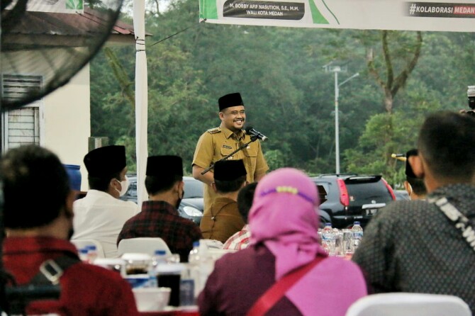 Walikota Medan, Bobby Nasution saat menghadiri acara buka puasa bersama dengan wartawan di Taman Cadika, Selasa (26/4/2022)