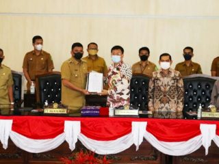 Ketua DPRD Medan, Hasyim menyerahkan rekomendasi DPRD Medan terkait LKPj TA 2021 saat Sidang Paripurna DPRD Medan, Selasa (26/4/2022)