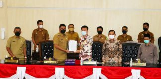 Ketua DPRD Medan, Hasyim menyerahkan rekomendasi DPRD Medan terkait LKPj TA 2021 saat Sidang Paripurna DPRD Medan, Selasa (26/4/2022)