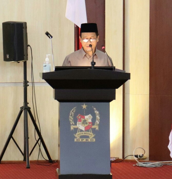 Wakil Ketua DPRD Medan, Rajudin Sagala saat membacakan rekomendasi dewan terkait LKPj TA 2021