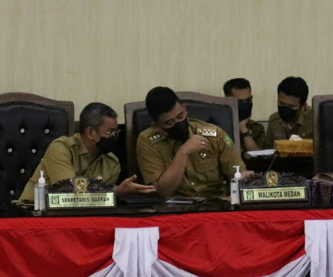 Walikota Medan, Bobby Afif Nasution saat berbincang dengan Sekda Kota Medan, Wiriya Alrahman di sela-sela Rapat Paripurna DPRD Medan