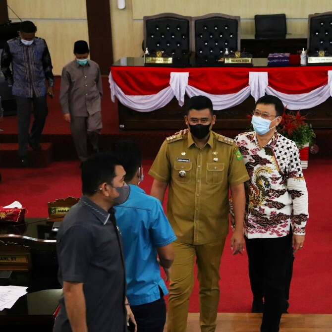 Walikota Medan, Bobby Afif Nasution bersama Ketua DPRD Medan, Hasyim meninggalkan Ruang Rapat Paripurna DPRD Medan