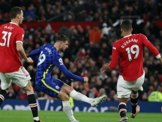 Pemain Chelsea M Mount melepaskan tendangan ke arah gawang Manchester United
