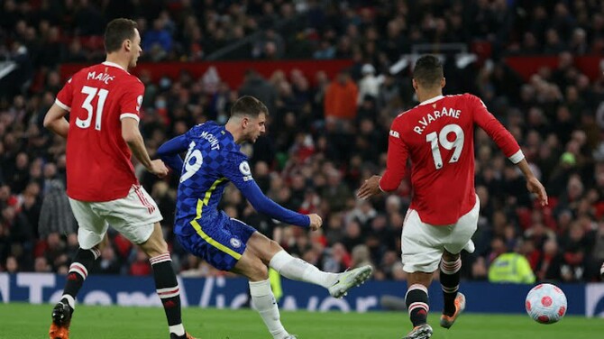 Pemain Chelsea M Mount melepaskan tendangan ke arah gawang Manchester United