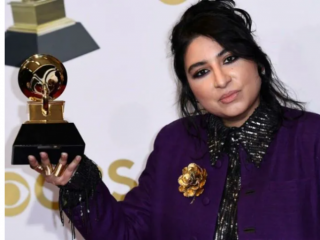 Penyanyi asal Pakistan yang menetap di Brooklyn, Arooj Aftab, pada Minggu (3/4) waktu setempat telah meraih penghargaan bergengsi Grammy pertamanya untuk lagu "Mohabbat" dalam kategori Best Global Performance.
