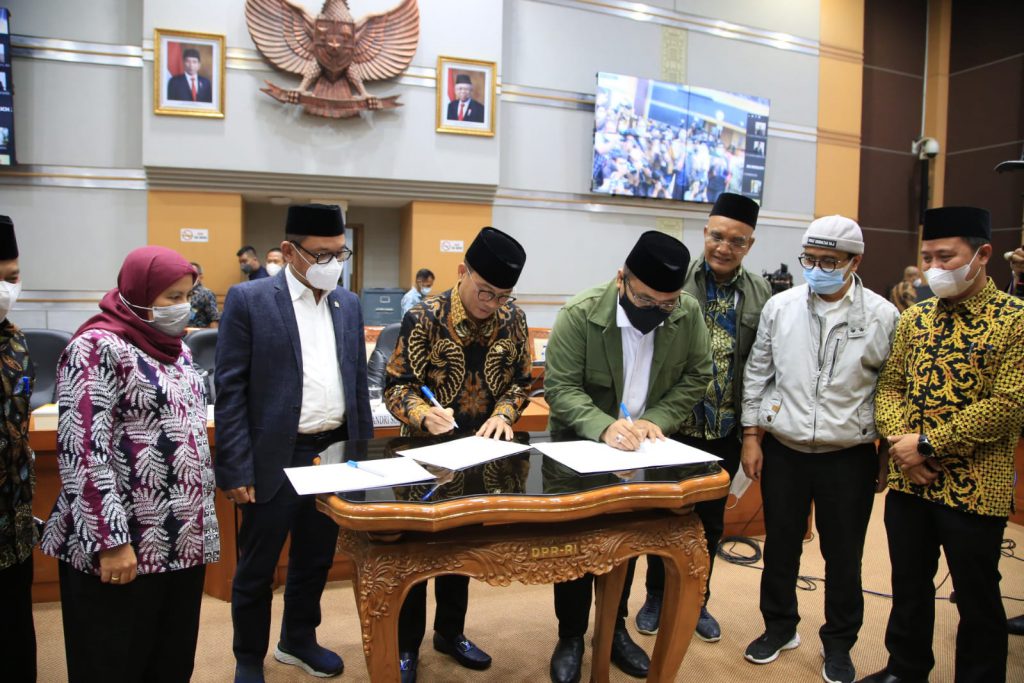 Menteri Agama Yaqut C Qoumas menandatangani kesepakat ONH reguler 2022 dengan DPR RI, Rabu (13/4/2022) malam.(ist)