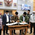Menteri Agama Yaqut C Qoumas menandatangani kesepakat ONH reguler 2022 dengan DPR RI, Rabu (13/4/2022) malam.(ist)
