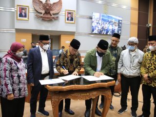 Menteri Agama Yaqut C Qoumas menandatangani kesepakat ONH reguler 2022 dengan DPR RI, Rabu (13/4/2022) malam.(ist)