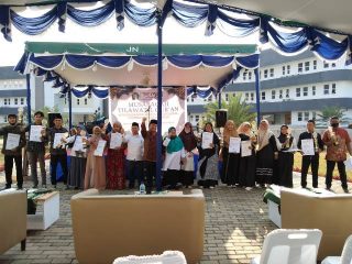 Panitia dan pemenang MTQ FIS UIN Sumut berfoto bersama usai penyerahan hadiah.(ist)