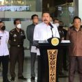 Kejaksaan Agung (Kejagung) menetapkan Direktur Jenderal Perdagangan Luar Negeri Kementerian Perdagangan (Dirjen Daglu Kemendag) berinisial IWW sebagai tersangka kasus dugaan korupsi pemberian fasilitas ekspor crude palm oil atau CPO atau minyak goreng. Dia dijerat bersama dengan 3 orang lain dari pihak swasta.