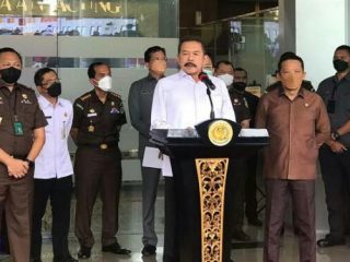 Kejaksaan Agung (Kejagung) menetapkan Direktur Jenderal Perdagangan Luar Negeri Kementerian Perdagangan (Dirjen Daglu Kemendag) berinisial IWW sebagai tersangka kasus dugaan korupsi pemberian fasilitas ekspor crude palm oil atau CPO atau minyak goreng. Dia dijerat bersama dengan 3 orang lain dari pihak swasta.