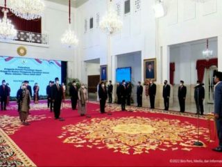 Presiden Joko Widodo atau Jokowi resmi melantik 7 anggota Komisi Pemilihan Umum (KPU) dan 5 anggota Badan Pengawas Pemilu (Bawaslu) periode 2022-2027.