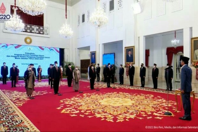 Presiden Joko Widodo atau Jokowi resmi melantik 7 anggota Komisi Pemilihan Umum (KPU) dan 5 anggota Badan Pengawas Pemilu (Bawaslu) periode 2022-2027.