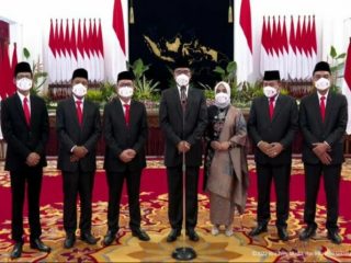 Anggota Komisi Pemilihan Umum ( KPU ) periode 2022-2027 baru saja dilantik oleh Presiden Jokowi di Istana Negara, Jakarta, Selasa (12/4/2022).