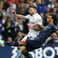 Pemain Manchester City, N Ake berebut bola dengan pemak Leeds United, Dallas