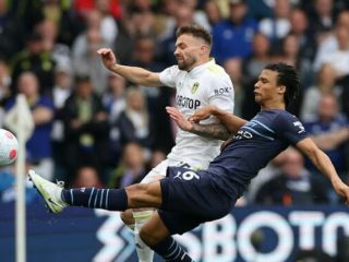 Pemain Manchester City, N Ake berebut bola dengan pemak Leeds United, Dallas