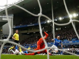 Pemain Everton, Richarlison saat menjebol gawang Chelsea. Everton dalam laga ini menang 1-0