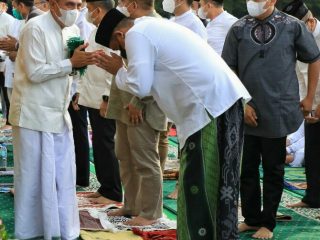 Walikota Medan, Bobby Nasution bersalaman dengan Gubsu, Edy Rahmayadi