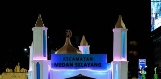 Malam takbiran Idul Fitri 1443 H di Kota Medan disemarakan dengan pawai kendaraan hias. Warga sangat antusias menyaksikan kegiatan yang dipusatkan di Lapangan Merdeka tersebut, Minggu (1/5/2022).