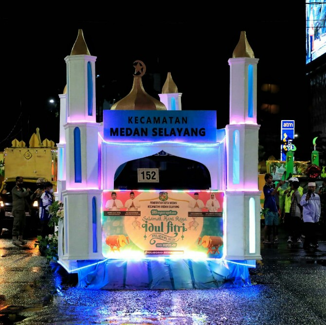 Malam takbiran Idul Fitri 1443 H di Kota Medan disemarakan dengan pawai kendaraan hias. Warga sangat antusias menyaksikan kegiatan yang dipusatkan di Lapangan Merdeka tersebut, Minggu (1/5/2022).