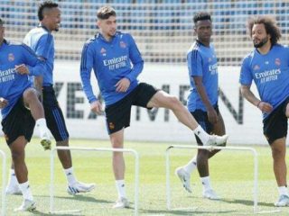 Para pemain Real Madrid sedang berlatih jelang laga melawan Manchester City di Santiago Bernabeau, Kamis dini hari (5/5/2022)