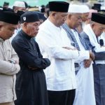 Plt Bupati Langkat, Syah Afandin saat melaksanakan ibadah Sholat Idul Fitri 1443 H