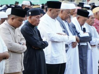 Plt Bupati Langkat, Syah Afandin saat melaksanakan ibadah Sholat Idul Fitri 1443 H