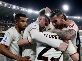 Para pemain Milan melakukan selebrasi menyambut gol Florenzi ke gawang Verona. Milan menang 3-1 atas Verona dalam laga tersebut.