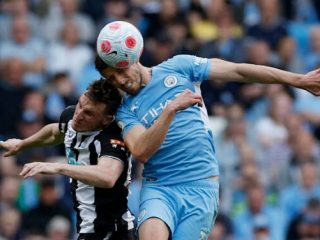 Pemain Man City dan Newcastle saling berebut bola. Man City menang 5-0 dalam laga tersebut