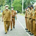 Plt Bupati Langkat, Syah Afandin saat memimpin apel perdana pasca libur lebaran di Halaman Kantor Bupati Langkat, Senin (9/5/2022)