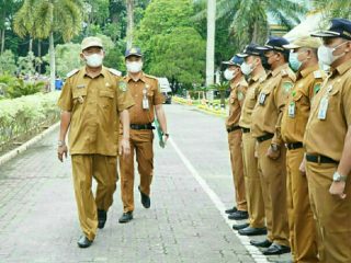 Plt Bupati Langkat, Syah Afandin saat memimpin apel perdana pasca libur lebaran di Halaman Kantor Bupati Langkat, Senin (9/5/2022)