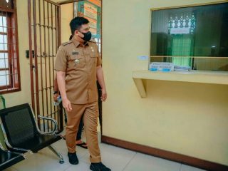 Walikota Medan, Bobby Nasution saat sidak ke Kantor Lurah Kampung Baru, Kecamatan Medan Maimun