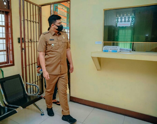 Walikota Medan, Bobby Nasution saat sidak ke Kantor Lurah Kampung Baru, Kecamatan Medan Maimun