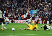 Pemain Liverpool, S Mane berusaha menjebol gawang Aston Villa