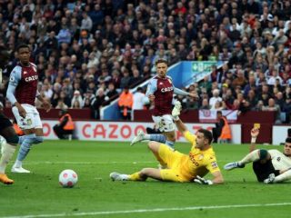 Pemain Liverpool, S Mane berusaha menjebol gawang Aston Villa