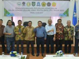 Dalam rangka pengusulan hibah revitalisasi Lembaga Pendidikan Tenaga Kependidikan (LPTK) tahun 2022, Rektor Universitas Negeri Medan bersama 7 Rektor Perguruan Tinggi Swasta di Sumatera Utara melakukan penandatangan perjanjian konsorsium di Ruang Sidang A, Lt. III Gedung Pusat Administrasi Unimed, Kamis (12/5/2022).